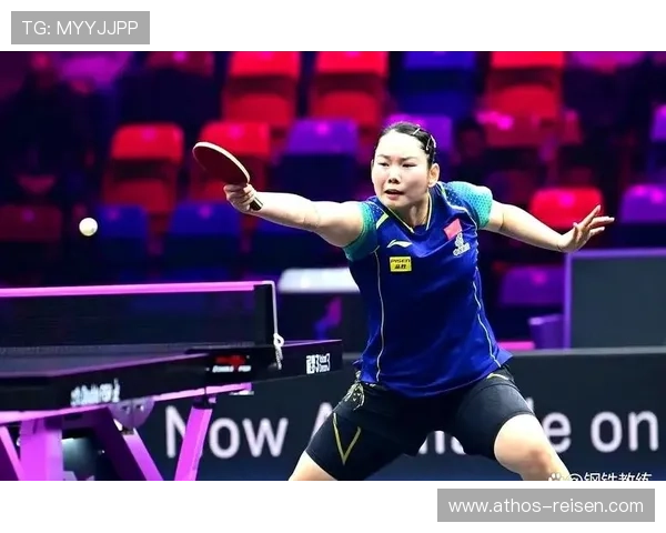 何卓佳穿名牌直播间里还蹲地，感觉和明星尬，富贵貌到底藏哪儿？